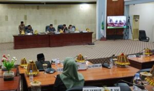 Rapat paripurna jawaban pemandangan fraksi-fraksi terkait ranperda penanaman modal dan pengelolaan limbah di ruang sidang paripurna, malili, senin (10/10/22).