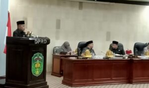 Juru bicara fraksi golkar, Najamuddin sampaikan pemandangan fraksi dalam rapat paripurna DPRD Lutim di ruang sidang paripurna, Malili, jum'at (07/10/22).