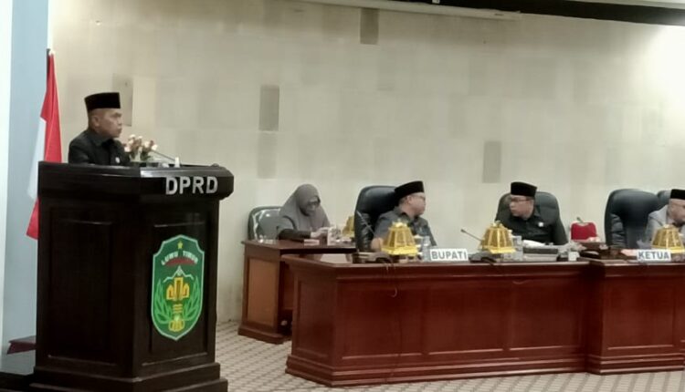 Juru bicara fraksi golkar, Najamuddin sampaikan pemandangan fraksi dalam rapat paripurna DPRD Lutim di ruang sidang paripurna, Malili, jum'at (07/10/22).