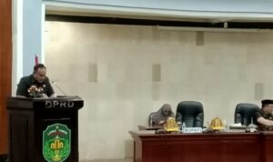 Rully Heryawan selaku jubir fraksi hanura menyampaikan pemandangan fraksi terkait penanaman modal dan pengelolaan limbah air domestik di ruang rapat paripurna, malili, jum'at (07/10/22).
