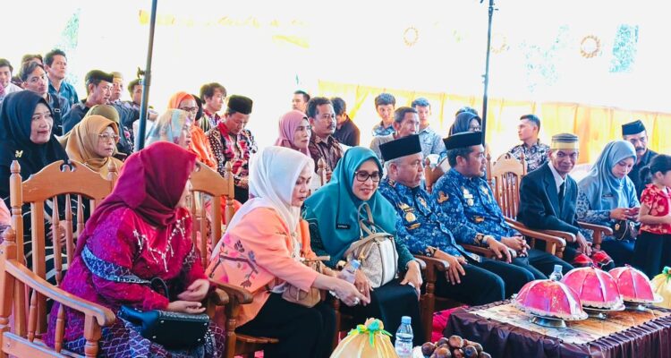 Anggota DPRD Luwu Timur Fraksi Golkar, Heryanti Harun saat menghadiri salah satu acara di kecamatan Wotu, Luwu Timur, Kamis (17/11/22) kemarin.