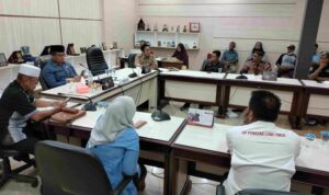 Sekertaris Dewan yang juga merupakan Sekertaris Panlih, Aswan Azis menjelaskan terkait tahapan dalam pemilihan wakil bupati Luwu Timur periode 2021-2026 kepada Aliansi Luwu Timur bersatu di ruang aspirasi kantor DPRD kabupaten Luwu Timur, Malili, Selasa (15/11/22).