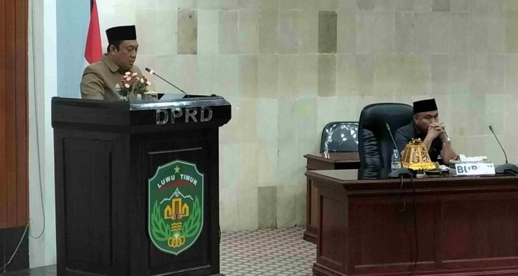 Sekertaris Dewan, Aswan Azis menyampaikan Daftar rencana program pembentukan peraturan daerah kabupaten Luwu Timur tahun 2023 di Rapat Paripurna, DPRD kabupaten Luwu Timur, Senin (21/11/22).