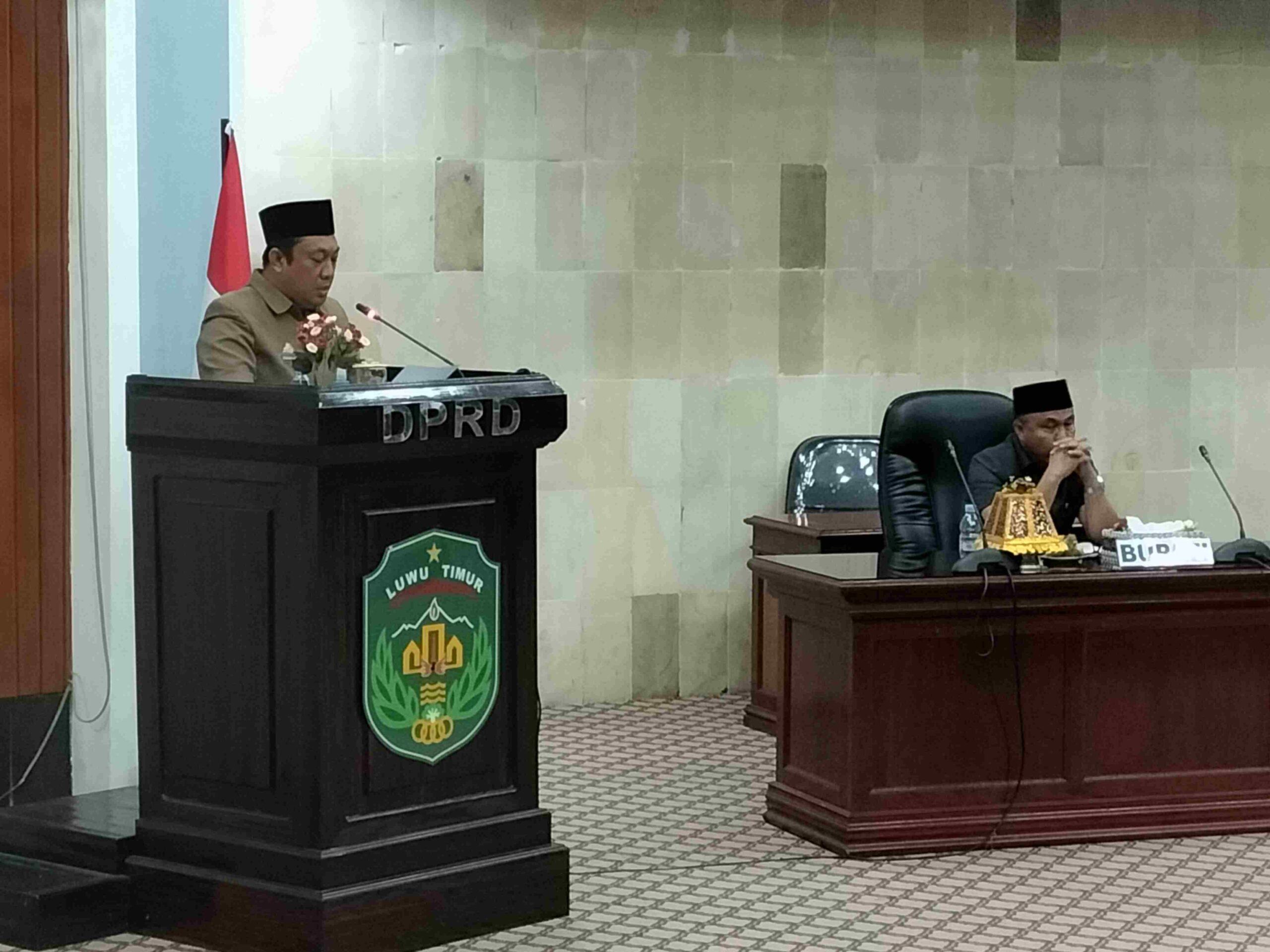 Sekertaris Dewan, Aswan Azis menyampaikan Daftar rencana program pembentukan peraturan daerah kabupaten Luwu Timur tahun 2023 di Rapat Paripurna, DPRD kabupaten Luwu Timur, Senin (21/11/22).