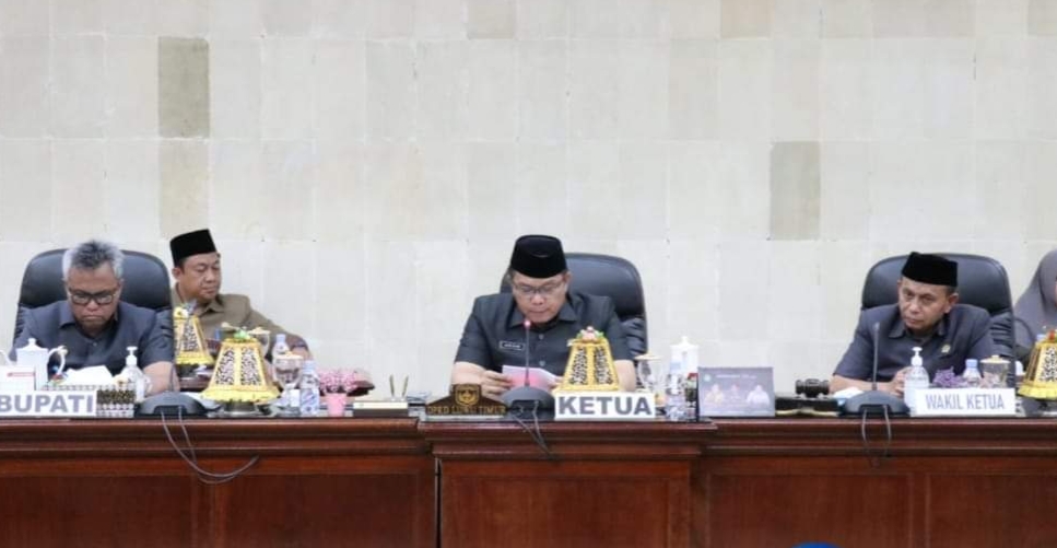 DPRD Kabupaten Luwu Timur gelar Rapat Paripurna Terkait jawaban Bupati terhadap 1 buah ranperda pada pemandangan fraksi-fraksi DPRD, Selasa (13/12/22).