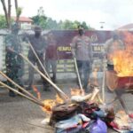 Anggota DPRD Najamuddin Memusnahkan Barang Bukti Perkara di Kantor Kajari Lutim, Rabu (21/12/22).