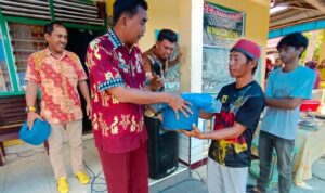 Badawi Alwi bersama Kepala Dinas Perikanan dan Kelautan Alimuddin Nasir menyerahkan bantuan Alat Tangkap Nelayan dan Budidaya Rumput Laut Kepada Kelompok Nelayan Beringin jaya di desa Bawalipu, Jum'at (16/12/22).