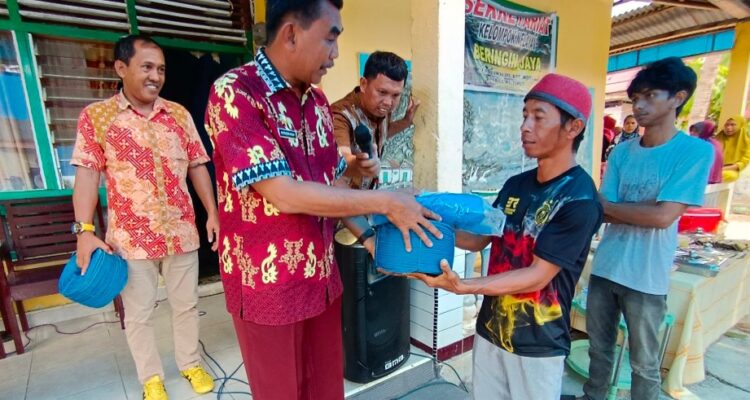 Badawi Alwi bersama Kepala Dinas Perikanan dan Kelautan Alimuddin Nasir menyerahkan bantuan Alat Tangkap Nelayan dan Budidaya Rumput Laut Kepada Kelompok Nelayan Beringin jaya di desa Bawalipu, Jum'at (16/12/22).