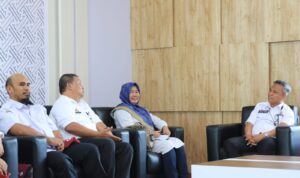 Bupati Luwu Timur, H. Budiman meminta Dinas Energi dan Sumber Daya Mineral (ESDM) Provinsi Sulawesi Selatan agar memudahkan masyarakat dalam mengurus izin Usaha Pertambangan Bahan Galian C saat menjamu rombongan Dinas Energi Sumber Daya Mineral (ESDM) Wilayah III Provinsi Sulawesi Selatan di Lounge Room, Kantor Bupati Luwu Timur, Rabu (25/01/2023).