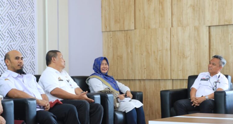 Bupati Luwu Timur, H. Budiman meminta Dinas Energi dan Sumber Daya Mineral (ESDM) Provinsi Sulawesi Selatan agar memudahkan masyarakat dalam mengurus izin Usaha Pertambangan Bahan Galian C saat menjamu rombongan Dinas Energi Sumber Daya Mineral (ESDM) Wilayah III Provinsi Sulawesi Selatan di Lounge Room, Kantor Bupati Luwu Timur, Rabu (25/01/2023).