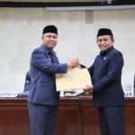 Bupati Budiman Serahkan Ranperda Retribusi Daerah ke Wakil Ketua I DPRD Lutim Muh. Siddiq BM.