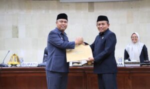 Bupati Budiman Serahkan Ranperda Retribusi Daerah ke Wakil Ketua I DPRD Lutim Muh. Siddiq BM.